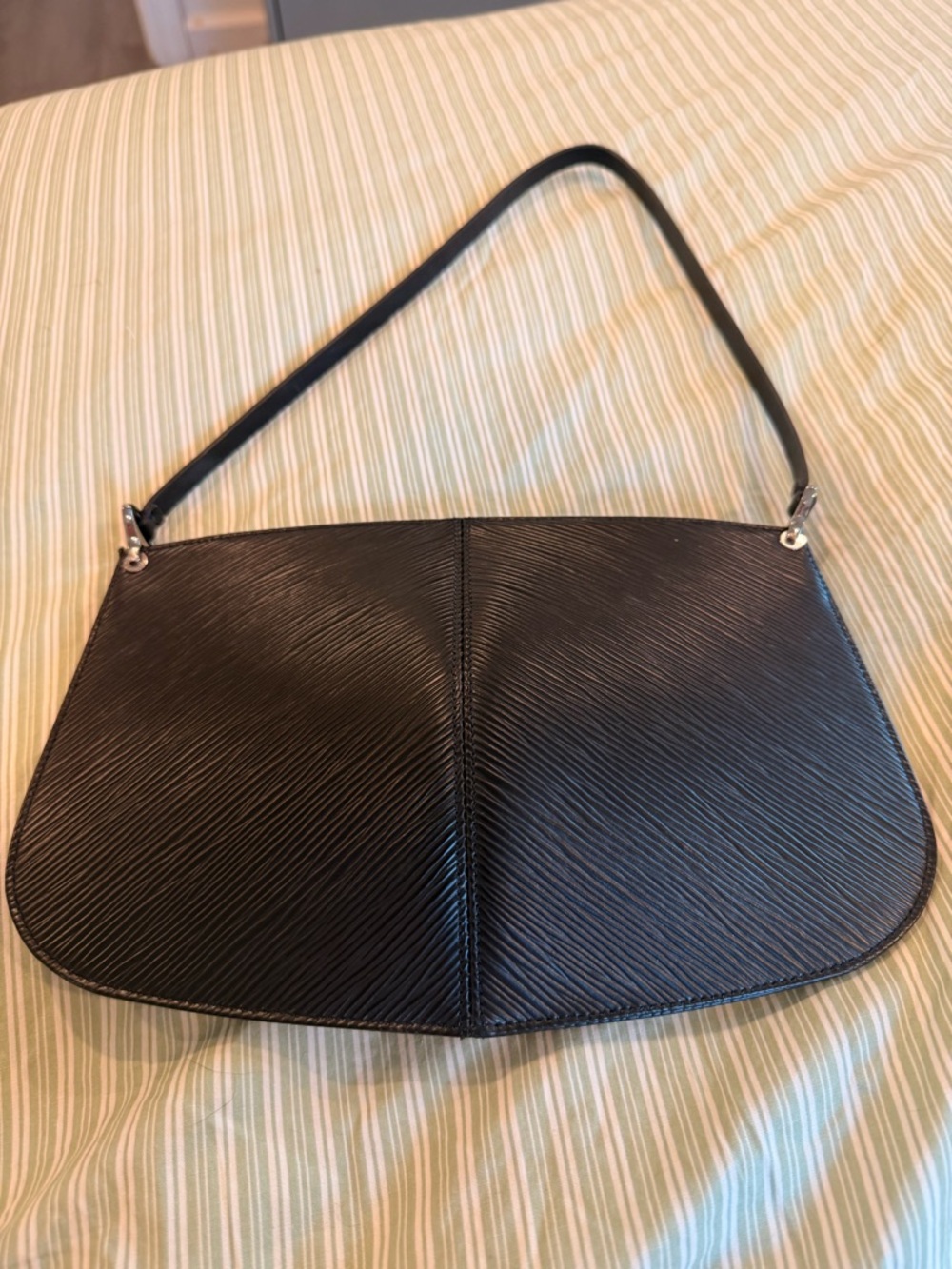 Louis Vuitton Black Textured Shoulder Bag - Picture 4 of 5